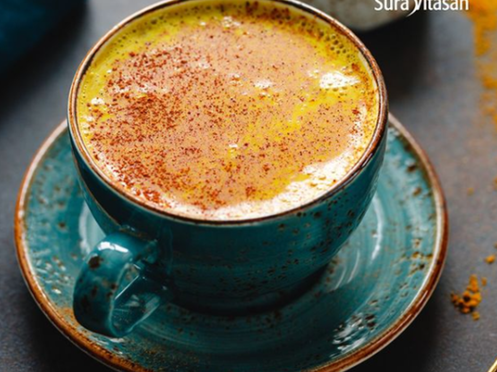 Bebida caliente con canela, cúrcuma y maca