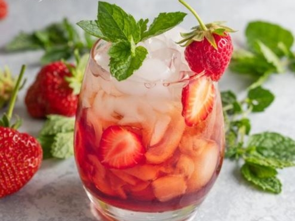 Mocktail de caipiroska de fresa con JuicyVit